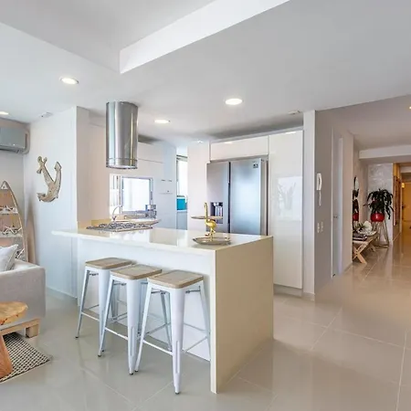 Luxurious Beachfront 3br, Pool & Ocean Views Apartment