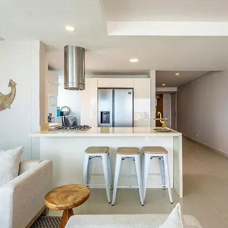 Luxurious Beachfront 3br, Pool & Ocean Views *
